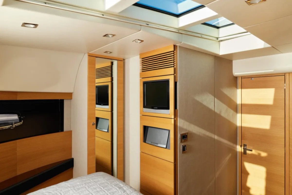 Яхта FAIRLINE 65 image- 11